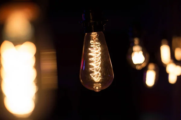 Edisonová Lampa Teplým Světlem Lehce Pohupuje Černém Pozadí — Stock fotografie
