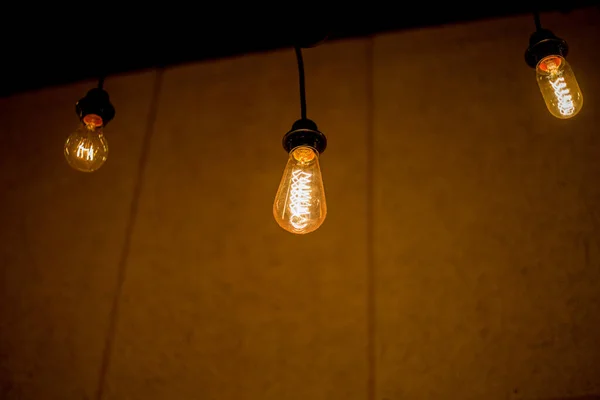 Edisonová Lampa Teplým Světlem Lehce Pohupuje Černém Pozadí — Stock fotografie