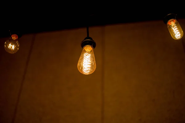 Lámpara Edison Con Luz Cálida Balancea Ligeramente Sobre Fondo Negro —  Fotos de Stock