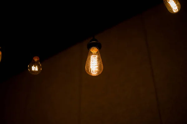 Lampada Edison Con Luce Calda Ondeggia Leggermente Uno Sfondo Nero — Foto Stock