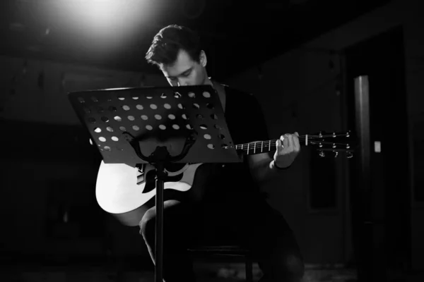 Avrupa Görünümlü Genç Yakışıklı Bir Adam Akustik Gitar Çalar Bir — Stok fotoğraf