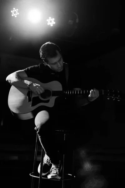 Avrupa Görünümlü Genç Yakışıklı Bir Adam Akustik Gitar Çalar Bir — Stok fotoğraf