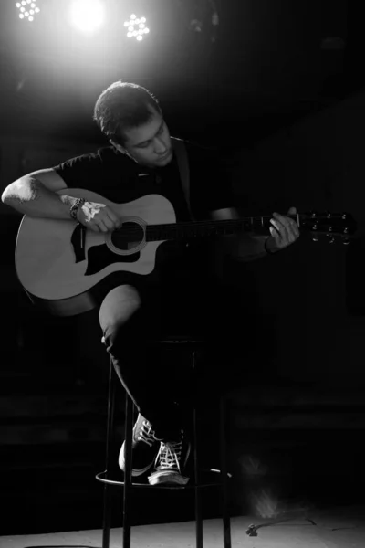 Rapaz Bonito Jovem Aparência Europeia Toca Uma Guitarra Acústica Senta — Fotografia de Stock