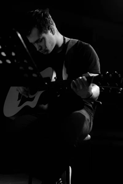 Rapaz Bonito Jovem Aparência Europeia Toca Uma Guitarra Acústica Senta — Fotografia de Stock