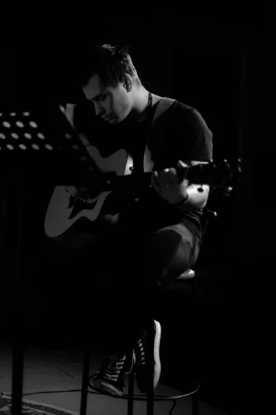 Rapaz Bonito Jovem Aparência Europeia Toca Uma Guitarra Acústica Senta — Fotografia de Stock