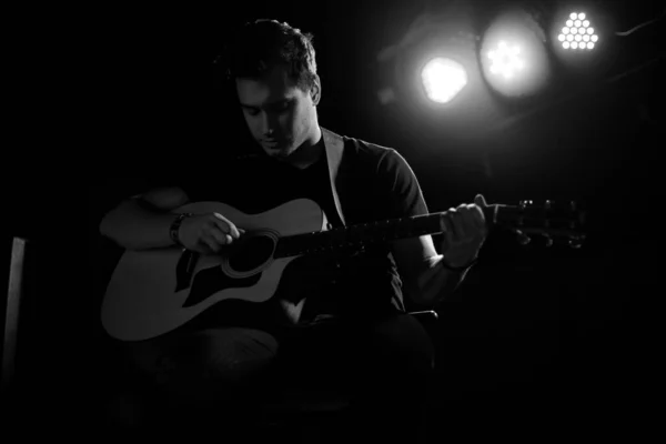 Rapaz Bonito Jovem Aparência Europeia Toca Uma Guitarra Acústica Senta — Fotografia de Stock