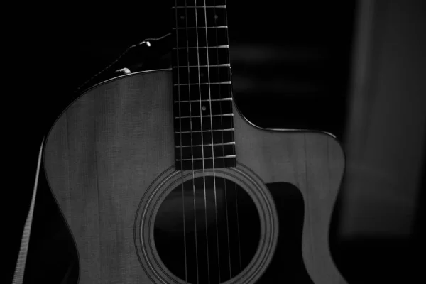 Uma Guitarra Acústica Profissional Está Palco Fundo Preto Fotografia Preto — Fotografia de Stock