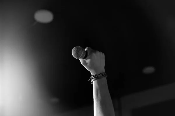 Αντρικό Χέρι Υψωμένο Βραχιόλια Στα Χέρια Κρατάει Μικρόφωνο Πλάτη Και — Φωτογραφία Αρχείου