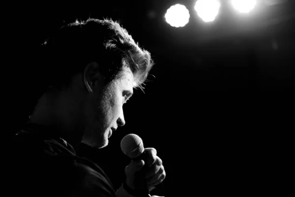 Jovem Bonitão Canta Emocionalmente Fala Microfone Fotografia Preto Branco — Fotografia de Stock