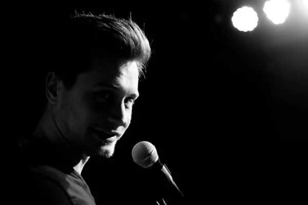 Νεαρός Όμορφος Άντρας Τραγουδάει Συναισθηματικά Και Μιλάει Στο Μικρόφωνο Ασπρόμαυρη — Φωτογραφία Αρχείου