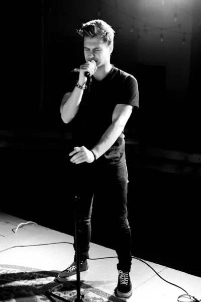 Jovem Bonitão Canta Emocionalmente Fala Microfone Fotografia Preto Branco — Fotografia de Stock