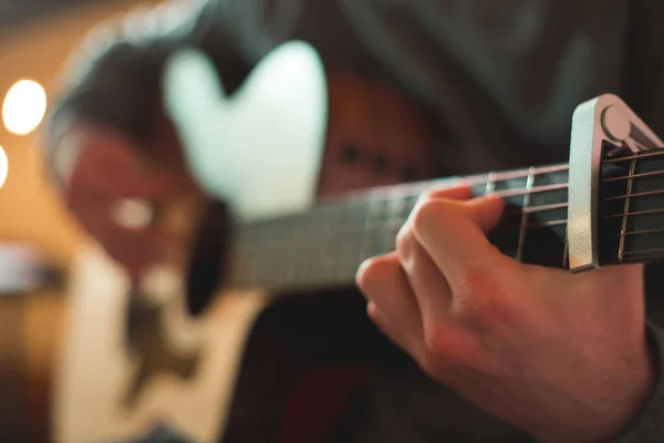 Молодий Чоловік Грає Акустичній Гітарі — стокове фото
