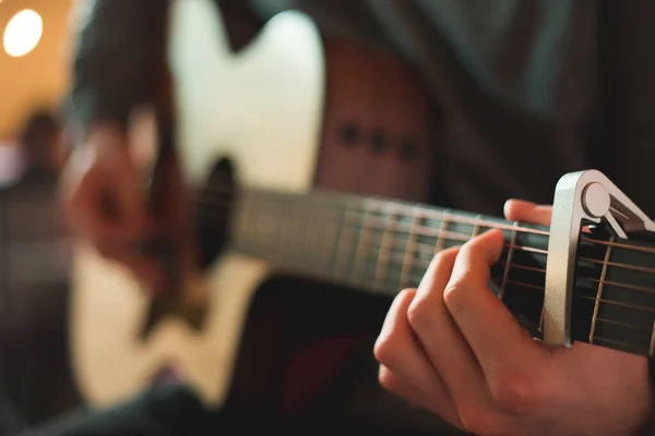 Jovem Tocando Guitarra Acústica — Fotografia de Stock