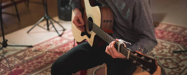 Jovem Tocando Guitarra Acústica — Fotografia de Stock