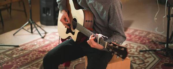 Genç Adam Akustik Gitarla Çalıyor — Stok fotoğraf
