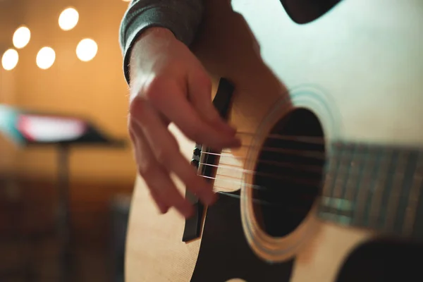 Jovem Tocando Guitarra Acústica — Fotografia de Stock