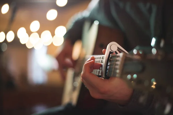 Jovem Tocando Guitarra Acústica — Fotografia de Stock