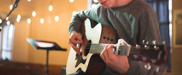 Young Man Playing Acoustic Guitar — Stock Photo, Image