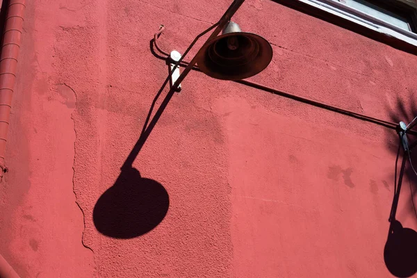 Lámpara Fijada Una Pared Roja Calle — Foto de Stock