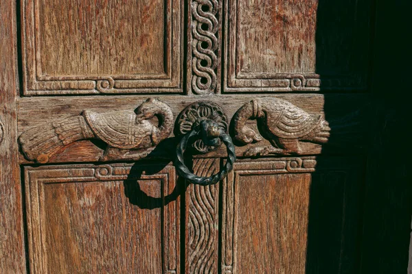 Porta Esculpida Madeira Velha Uma Casa — Fotografia de Stock