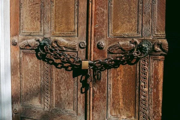 Porta Esculpida Madeira Velha Uma Casa — Fotografia de Stock