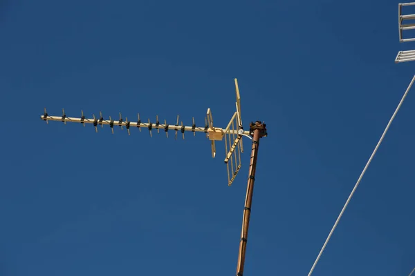 Satellit Och Antenner Taket Mot Blå Himmel — Stockfoto