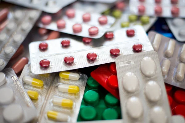 Üzerinde bir sürü renkli hap var.