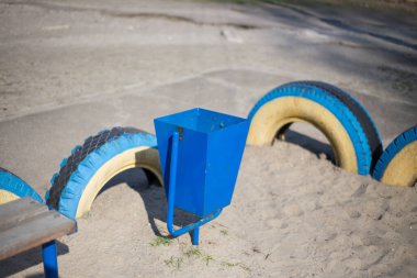 Kiev 'de sokakta basit bir çöp tenekesi