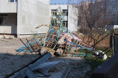 Sokakta yaşlı çocukların oyun bahçesini mahvetmiş..