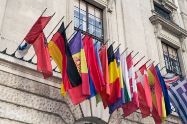 Avrupa bayrakları eski bir binanın cephesinde