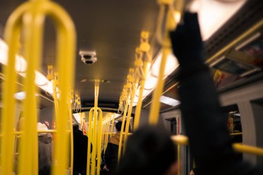 Avusturya, Viyana 'da metroda sarı korkuluklar.