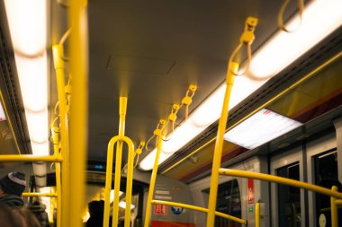 Avusturya, Viyana 'da metroda sarı korkuluklar.