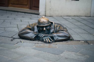 Slovakya 'daki Bratislava' nın merkezindeki tesisatçı anıtı.