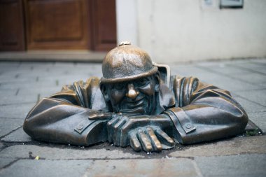 Slovakya 'daki Bratislava' nın merkezindeki tesisatçı anıtı.