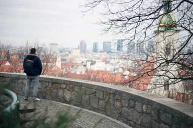 Bratislava 'nın merkezine bakan adam.