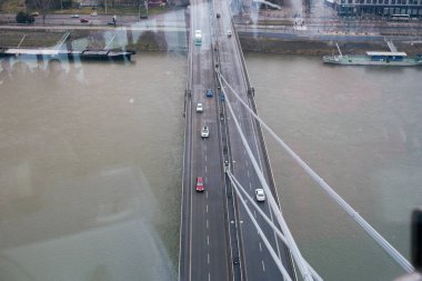 Slovakya Ulusal Ayaklanması Köprüsü 'ndeki panoramik kafeden Tuna Nehri ve Bratislava manzarası