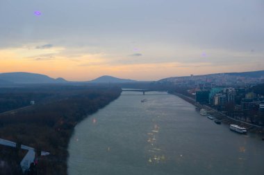 Slovakya Ulusal Ayaklanması Köprüsü 'ndeki panoramik kafeden Tuna Nehri ve Bratislava manzarası