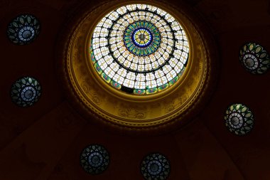 Eski bir binanın tavanında leke var.