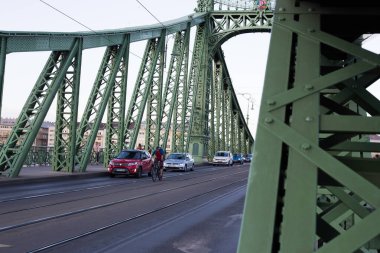 Budapeşte 'de 19. yüzyıl Eski Metalik Yeşil Avrupa Köprüsü