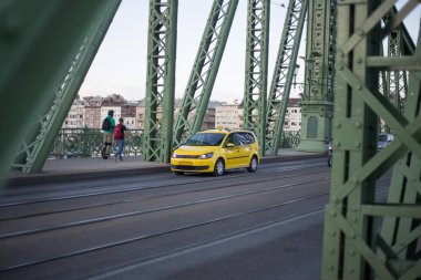 Budapeşte 'de 19. yüzyıl Eski Metalik Yeşil Avrupa Köprüsü