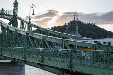 Budapeşte 'de 19. yüzyıl Eski Metalik Yeşil Avrupa Köprüsü