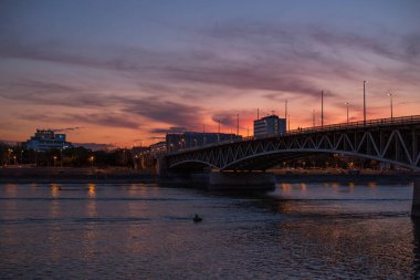 Akşamın manzarası Eski Budapeşte şehri gün batımında