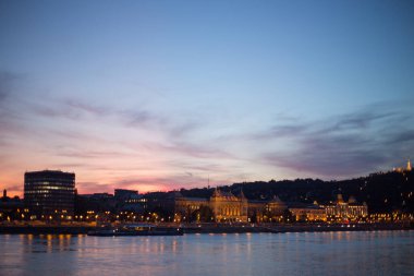 Akşamın manzarası Eski Budapeşte şehri gün batımında