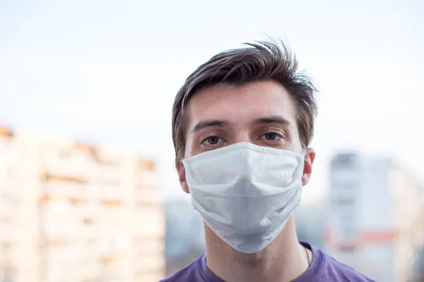 Joven Aspecto Europeo Lleva Una Máscara Medicina — Foto de Stock