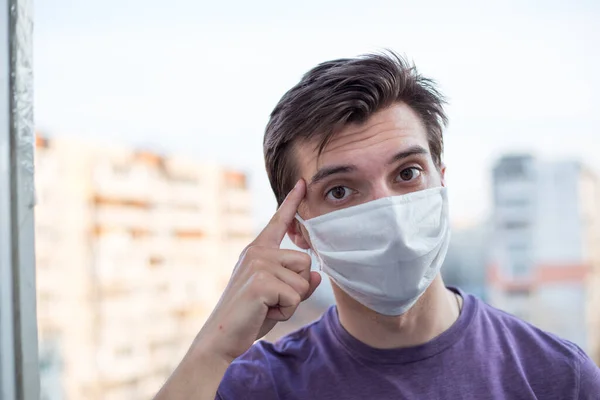 Ung Kille Europa Ser Bär Medicin Mask — Stockfoto