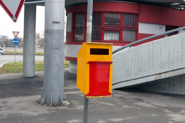 Yellow Garbage Bin Street Bratislava — Stock Photo, Image