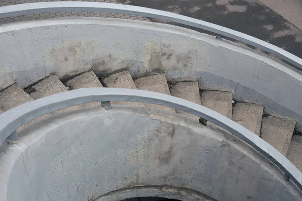 城市街道上螺旋形混凝土楼梯 — 图库照片