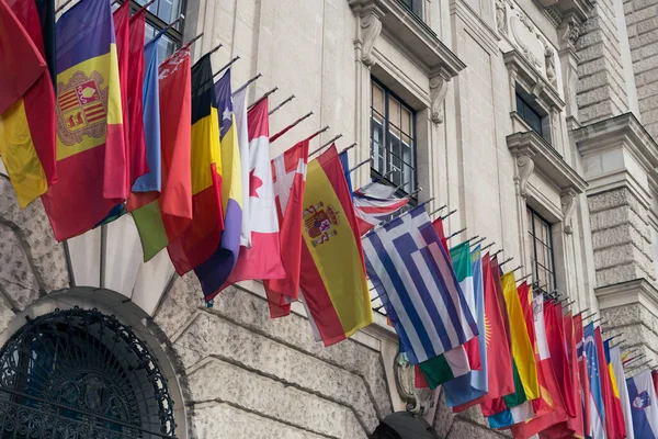 Banderas Europeas Fachada Edificio Antiguo — Foto de Stock