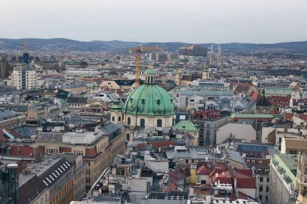 聖シュテファン大聖堂の高さからのオーストリアの首都ウィーンの眺め — ストック写真