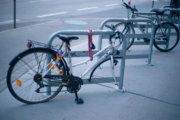 Geparktes Fahrrad Auf Einer Straße Der Mitte Europas — Stockfoto